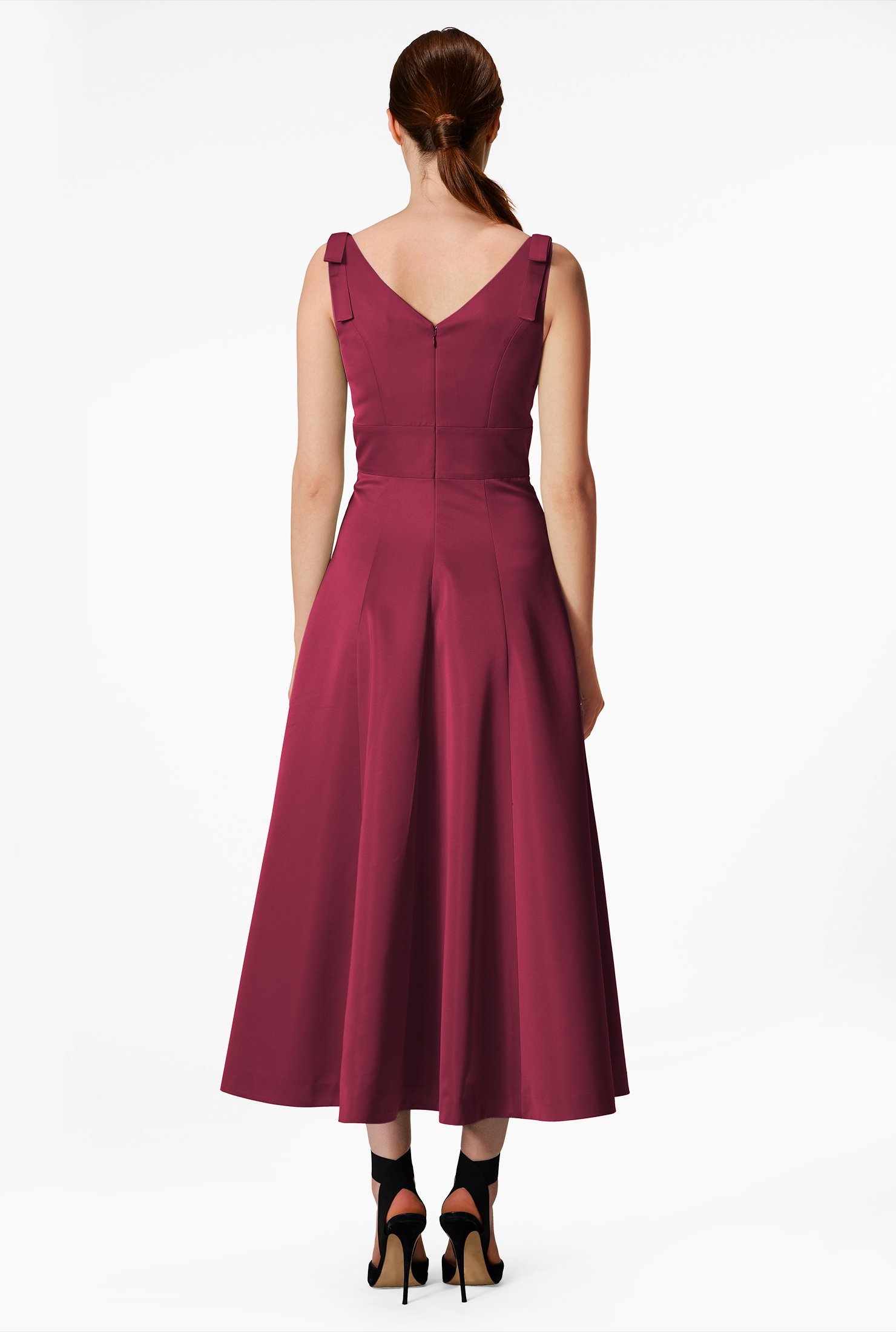 The graceful drape of bows beautifully contrasts against the princess seamed, curve-flattering shape of our elegant dress in taffeta with a satin finish.