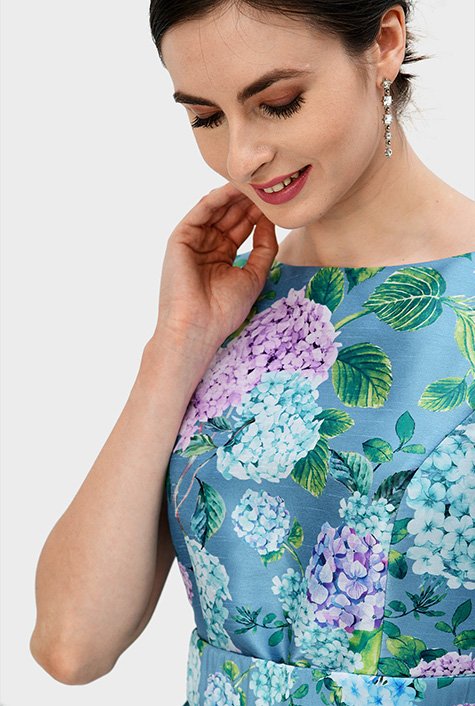Consejos principales para llevar un vestido floral plisado