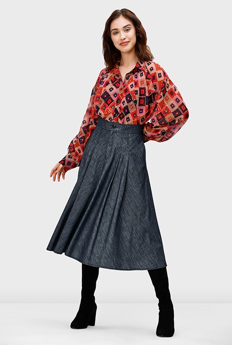 Our light cotton chambray skirt with a full flare is fitted with a banded high waist and has functional pockets for practical detail. A must-have, indeed!