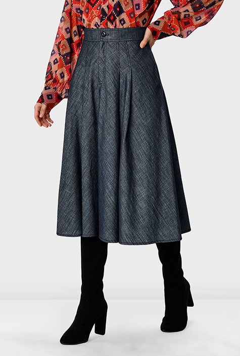 Our light cotton chambray skirt with a full flare is fitted with a banded high waist and has functional pockets for practical detail. A must-have, indeed!