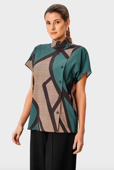 Side button geo stripe print crepe top