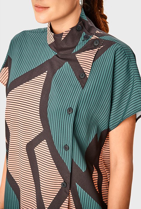 Side button geo stripe print crepe top